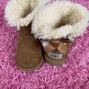 UGG Kids Mini Toddler Bailey Bow II size 8